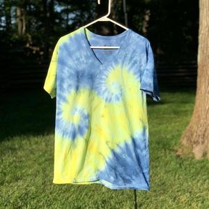 NWOT Blue And Yellow Wave Tie Dye V Neck Tshirt